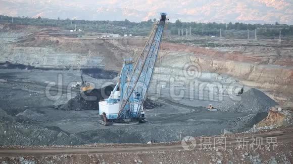 煤矿坑大型挖掘机值班视频