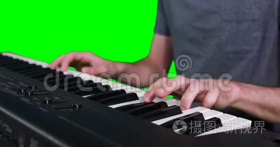 音乐家演奏电子钢琴的中间部分