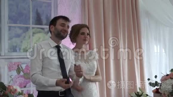 新郎新娘在宴会上接受祝贺视频