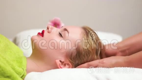 女性接受头部按摩视频