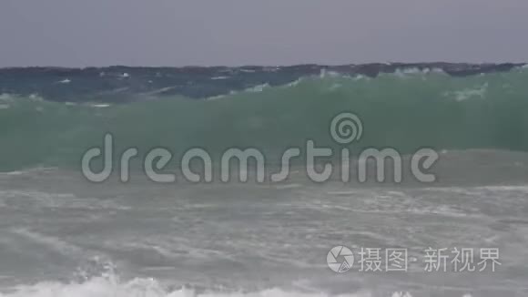 地中海风暴中的巨浪和巨浪视频