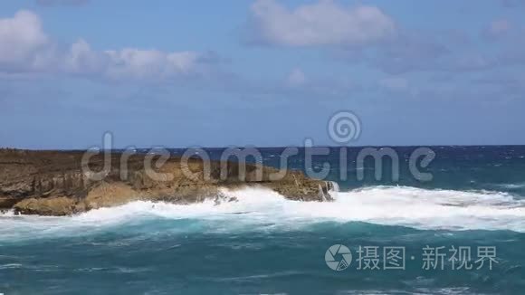 浪压在拉尼洛亚悬崖上