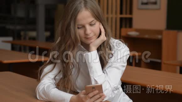 欢快的年轻女子在手机上交谈的画像