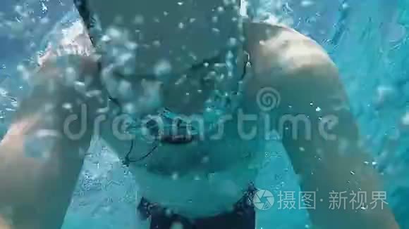 一个阳光明媚的夏日，白种人长胡子的男人在池水下露天游泳。 录像是