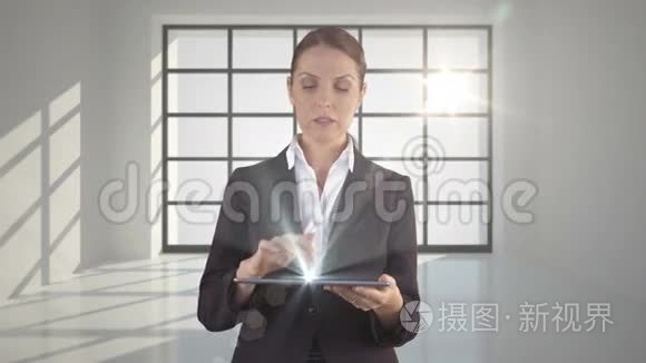 令人惊讶的女人拿着平板电脑，发现电子购物的提议