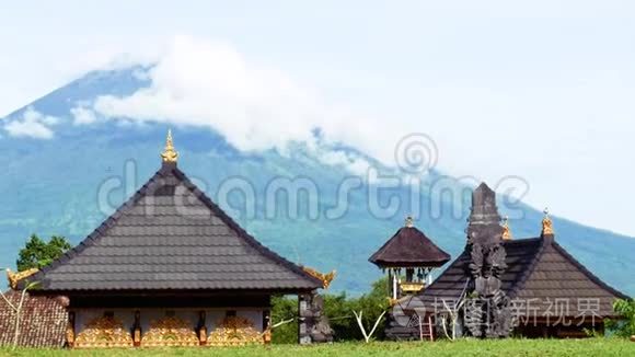 印度尼西亚巴厘的阿贡山背景下的Pura Lempuyang神庙