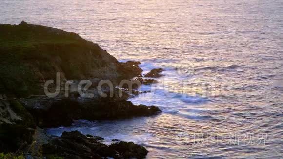 加州大南太平洋海岸的岩石海滩视频