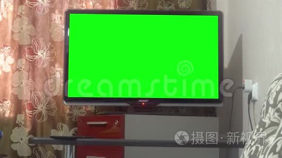 多莉进入大屏幕电视与绿屏视频