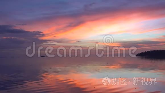 黄昏的粉红天空，平静的海景