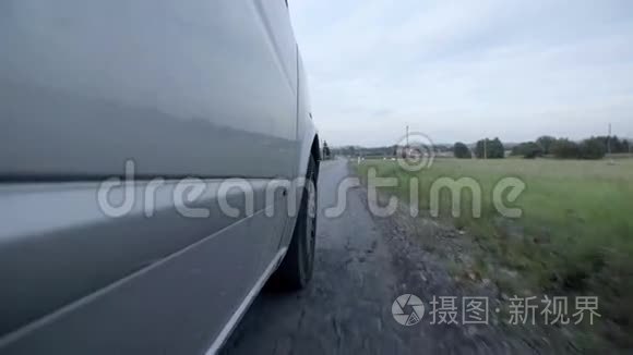 汽车在狭窄的道路上缓缓行驶视频