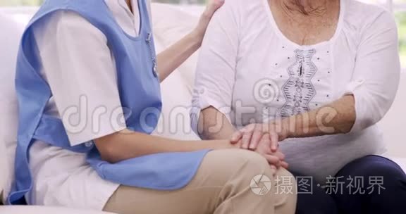 担心的高级女人和护士说话