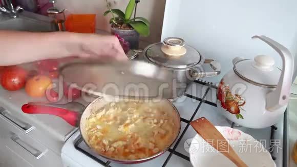 在厨房的煎锅里煮蔬菜混合物视频