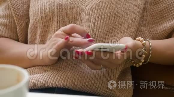 使用智能手机的女性手的特写镜头。