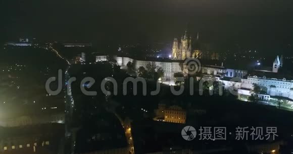 布拉格之夜全景，从空中到旧城广场的全景，布拉格之夜城市的灯光