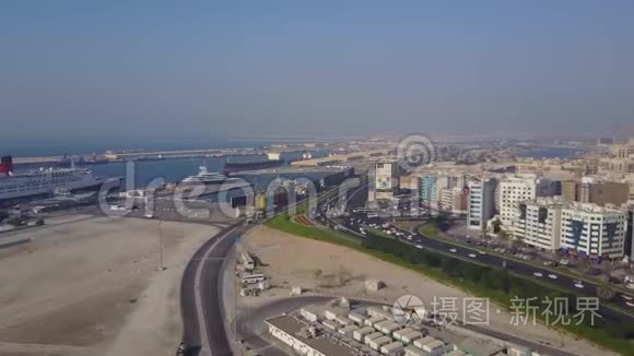 迪拜高速公路。 迪拜世界岛屿的空中景观。 这些岛屿打算与旅馆一起开发