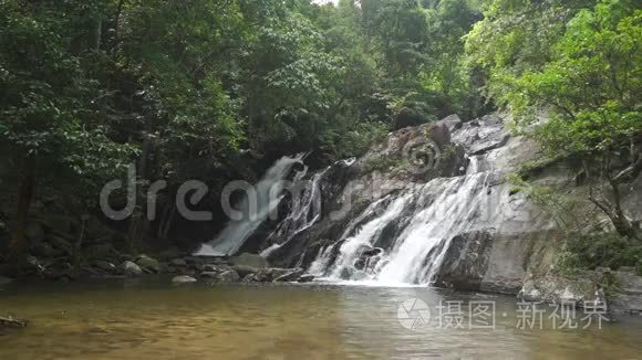 丛林中美丽的瀑布和湖泊视频