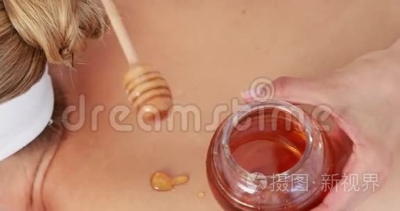 女人得到蜂蜜按摩视频