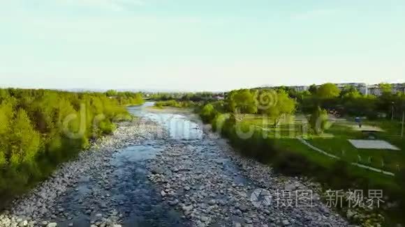 在浅冰河上空飞翔视频