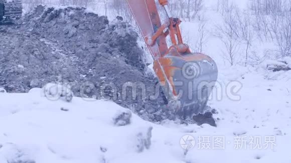 挖土机在冬天的雪天挖地视频