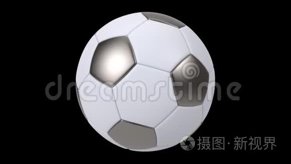 现实的铁和白色足球孤立在黑色背景。 三维循环动画。