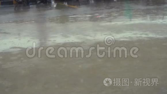 滑板车在雨天沿道路行驶视频