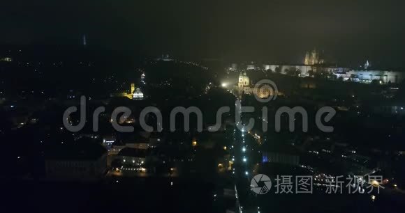 布拉格之夜全景，从空中到旧城广场的全景，布拉格之夜城市的灯光