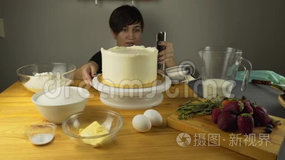用抹刀将奶油蛋糕手工放入视频