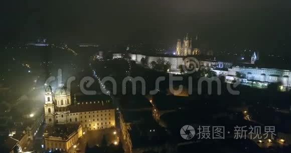 布拉格之夜全景，从空中到旧城广场的全景，布拉格之夜城市的灯光