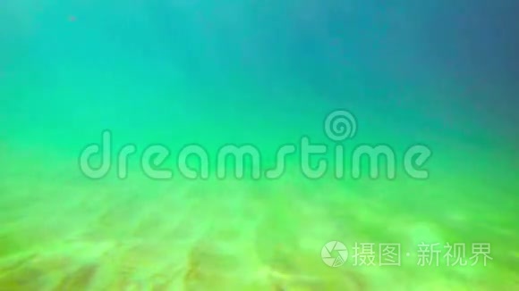 一个人在水底的沙质海底视频