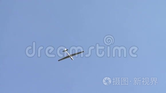 滑翔机飞越天空视频