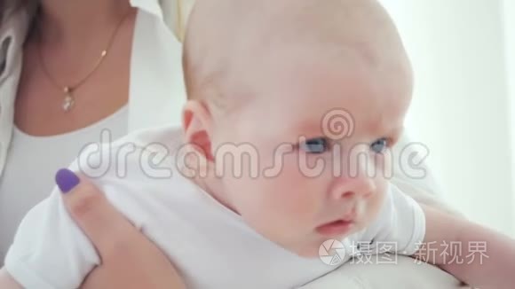 母亲带着一个新生婴儿穿衣服视频