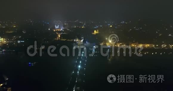 布拉格之夜全景，从空中到旧城广场的全景，布拉格之夜城市的灯光