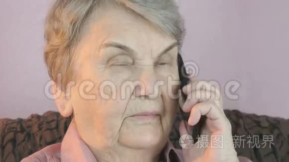 年龄大的女人在手机上认真地说话