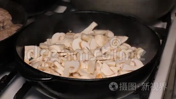 在煎锅里煎蘑菇视频