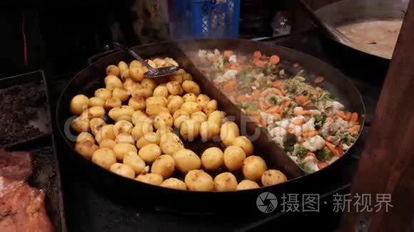 蔬菜和肉菜是在明火上准备的