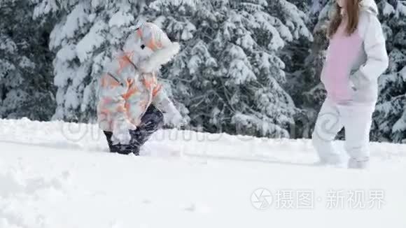 两个女孩在冬天享受雪