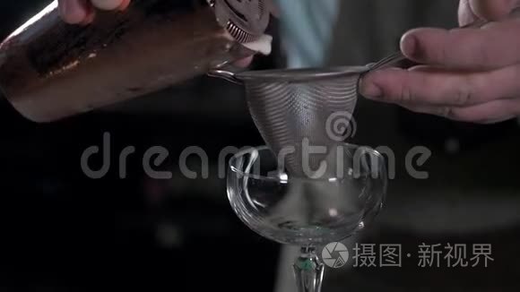 酒保准备通过酒吧里的筛子浇球视频