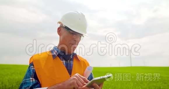 愤怒的工程师在农场谈手机视频
