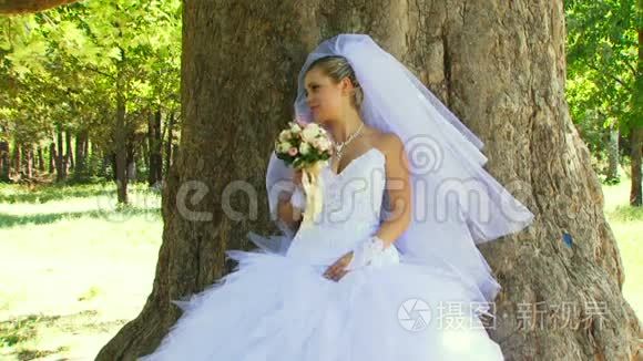 一棵树下的新娘闻花