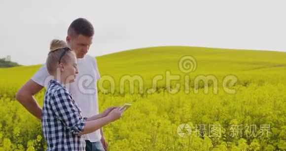 农民在农场使用平板电脑时讨论视频