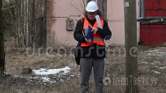 工程师在电力线附近检查文件视频