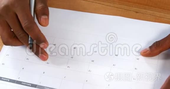 在日历上用钢笔标注人的特写视频