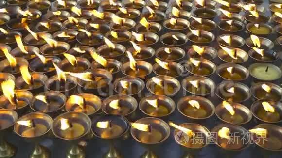 在尼泊尔寺庙里点燃仪式蜡烛。 尼泊尔加德满都。