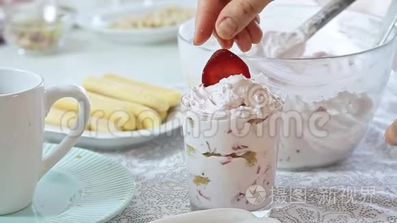 食品造型草莓提拉米苏视频