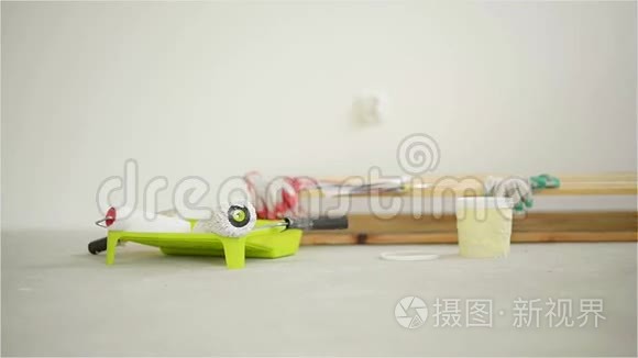 所有用于修复和粉刷墙壁的物品视频