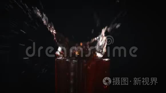 玻璃中掉落的冰和石榴石汁视频