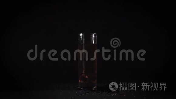 石榴汁中掉落的假冰视频