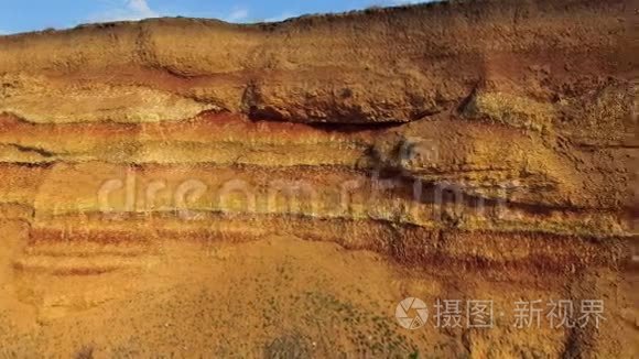 陡峭的悬崖对抗多云的天空视频