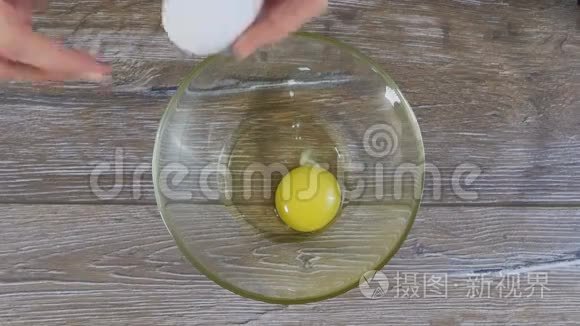 女人的手在碗里打碎鸡蛋视频