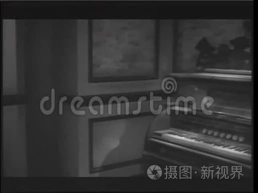 在闹鬼的房子里玩古钢琴视频